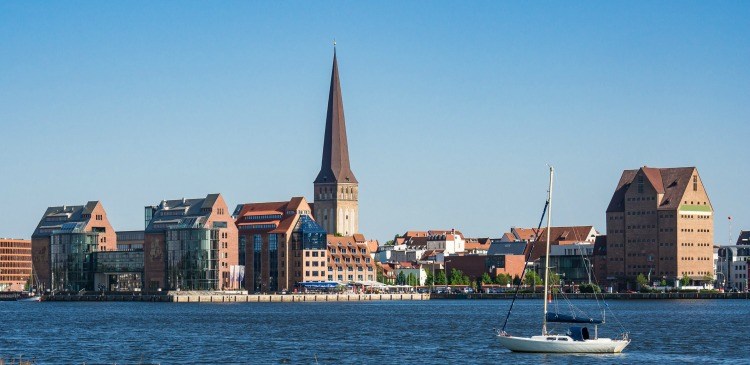 Rostock mit Blick aufs Wasser